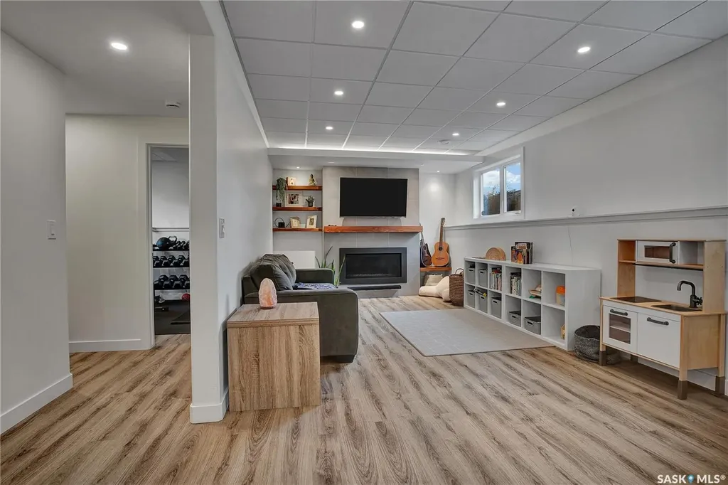 655 Kolynchuk Court Saskatoon SK S7T 0W2