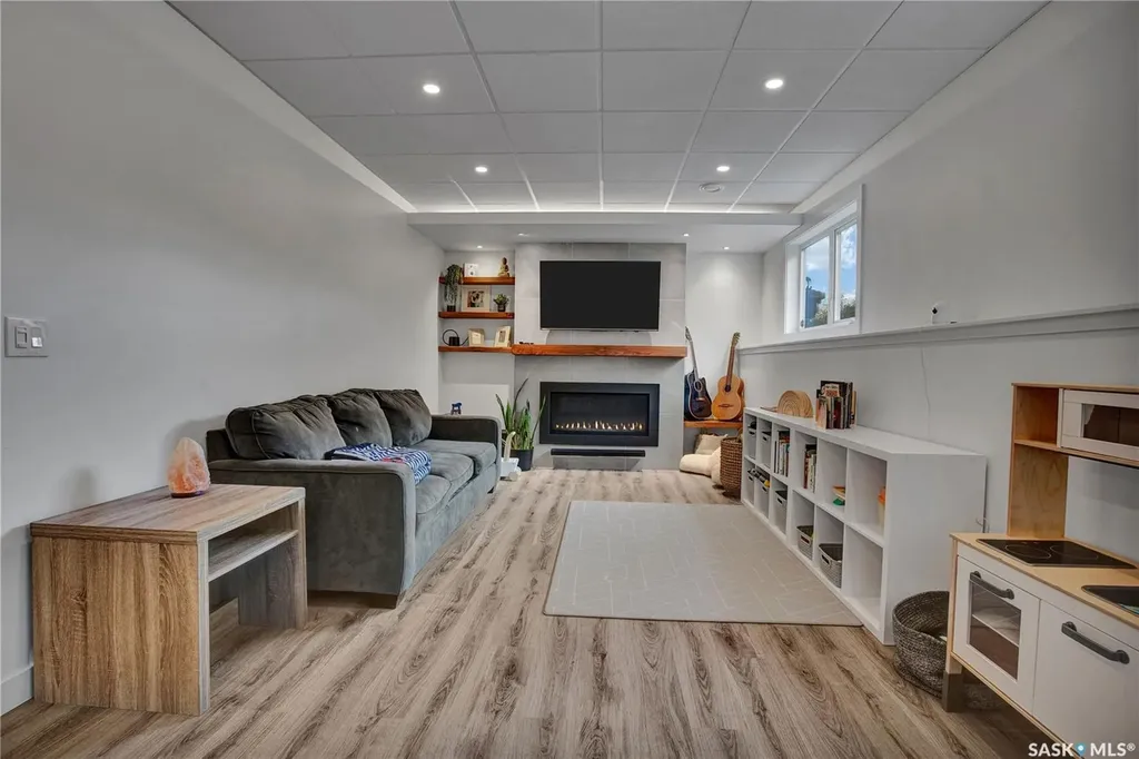 655 Kolynchuk Court Saskatoon SK S7T 0W2