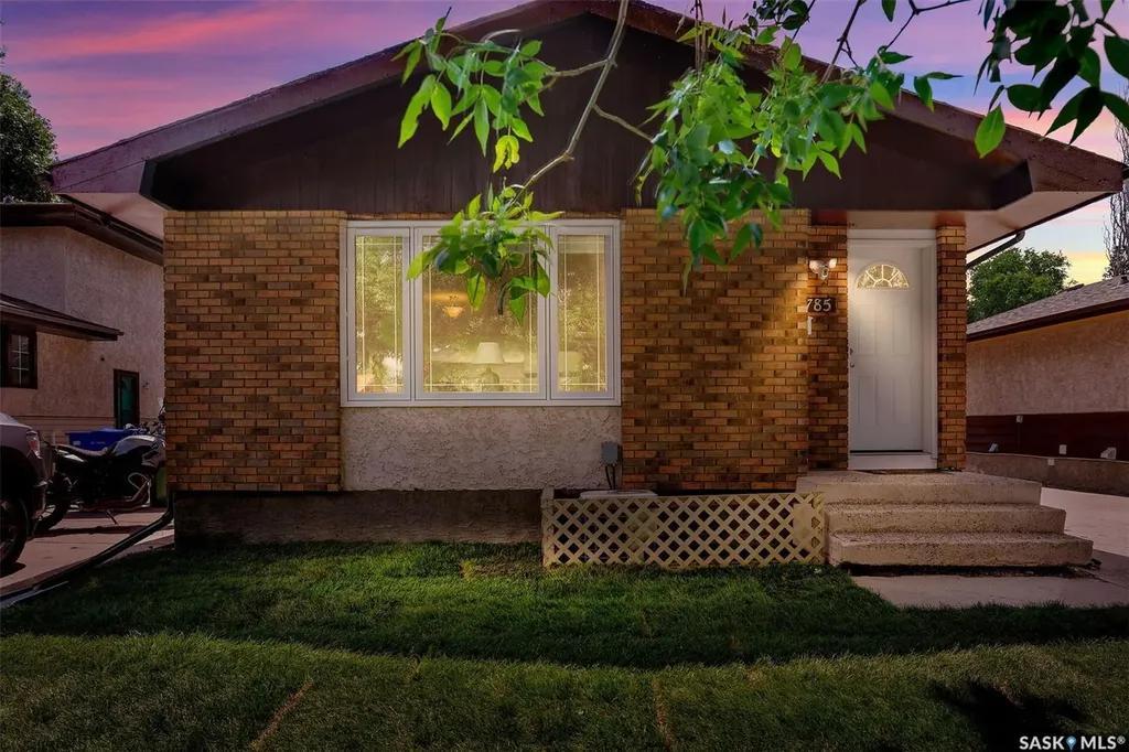 785 Bard Crescent N Regina SK S4X 2L1