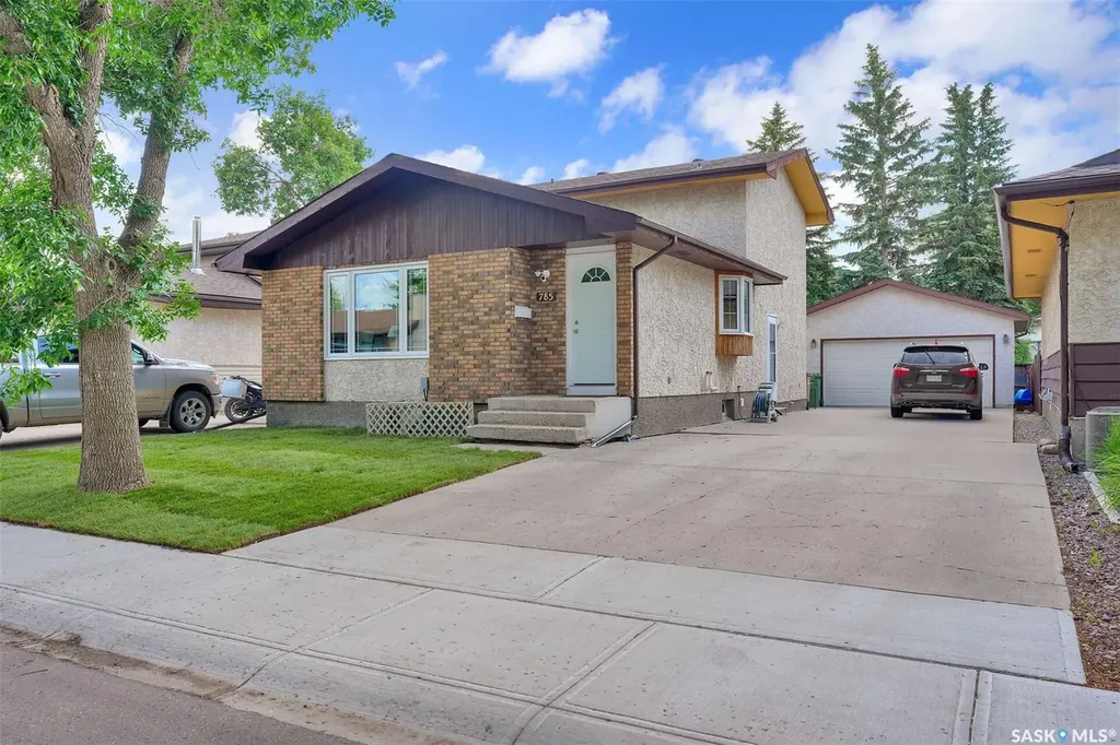 785 Bard Crescent N Regina SK S4X 2L1