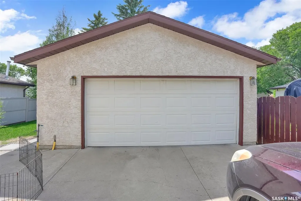 785 Bard Crescent N Regina SK S4X 2L1
