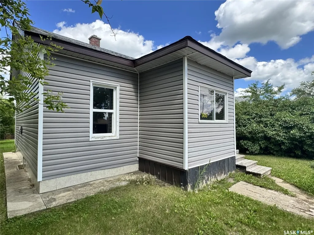 303 4th Avenue W Biggar SK S0K 0M0