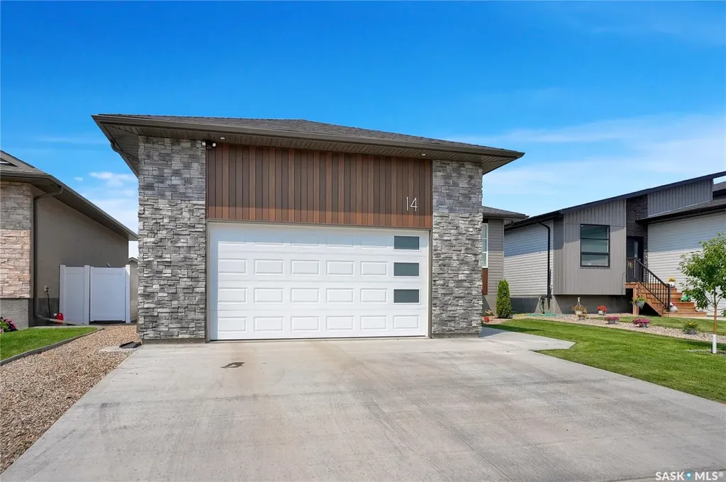 14 Clunie Court Moose Jaw SK S6J 0E3