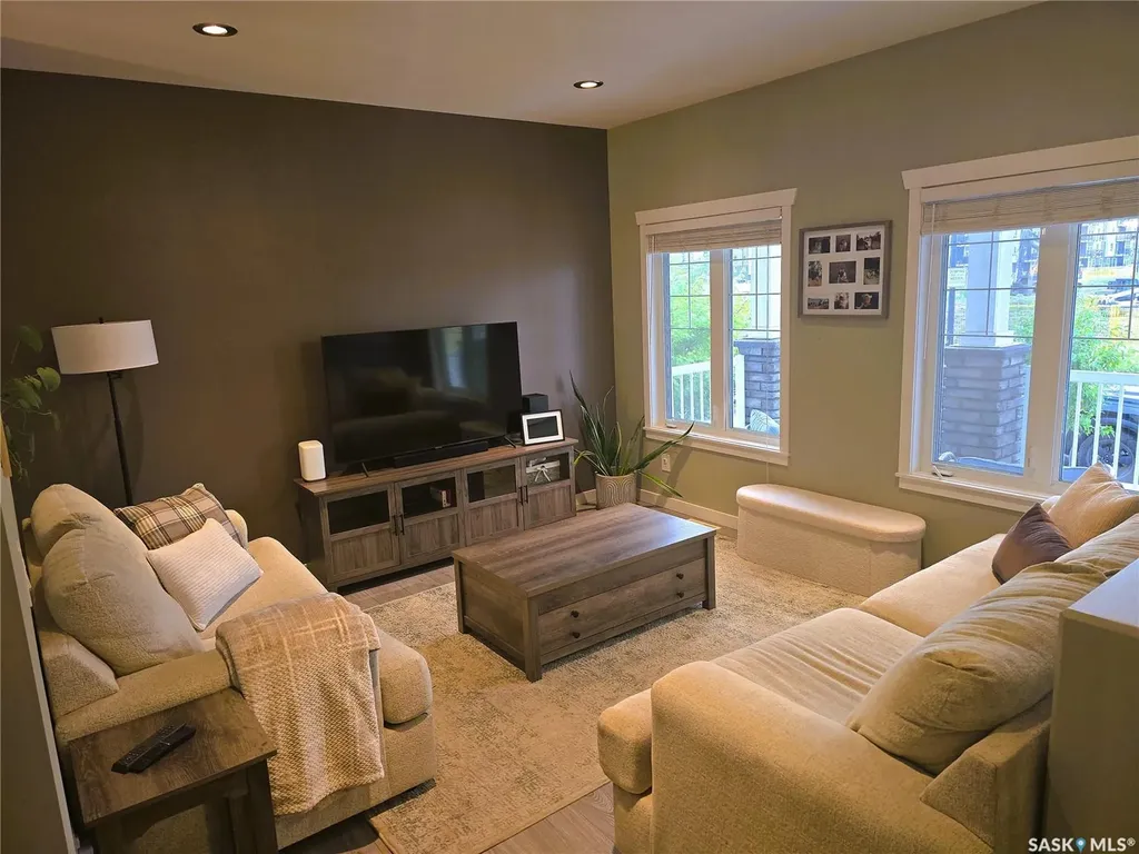 652 Ells Crescent Saskatoon SK S7L 6H9