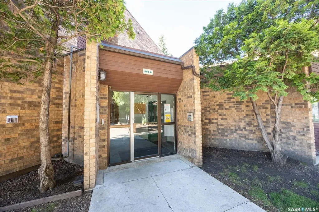 802A Kingsmere Boulevard Saskatoon SK S7J 4B7
