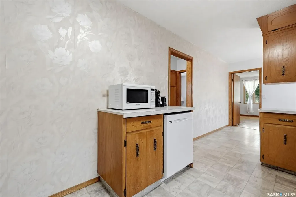 2204 Mackay Street Regina SK S4N 2S8