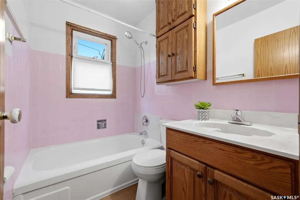 2204 Mackay Street Regina SK S4N 2S8