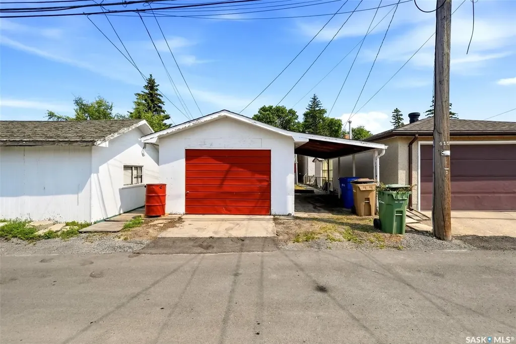 2204 Mackay Street Regina SK S4N 2S8