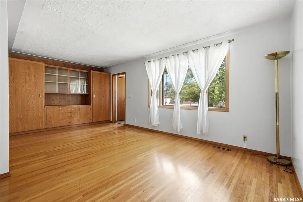 2204 Mackay Street Regina SK S4N 2S8