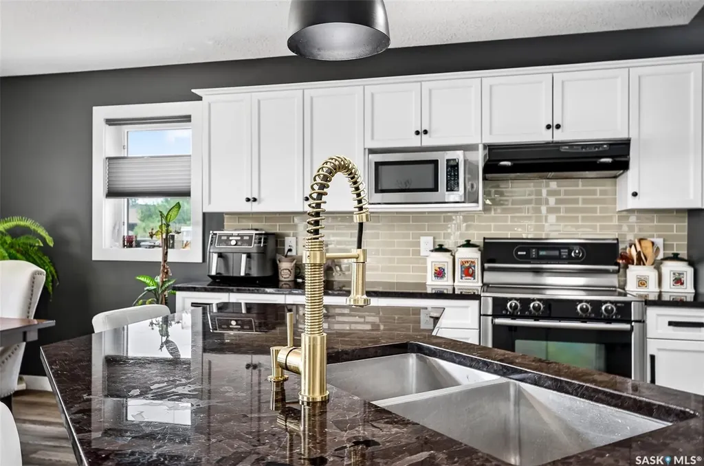 69 Goldenglow Drive Moose Jaw SK S6J 1N7