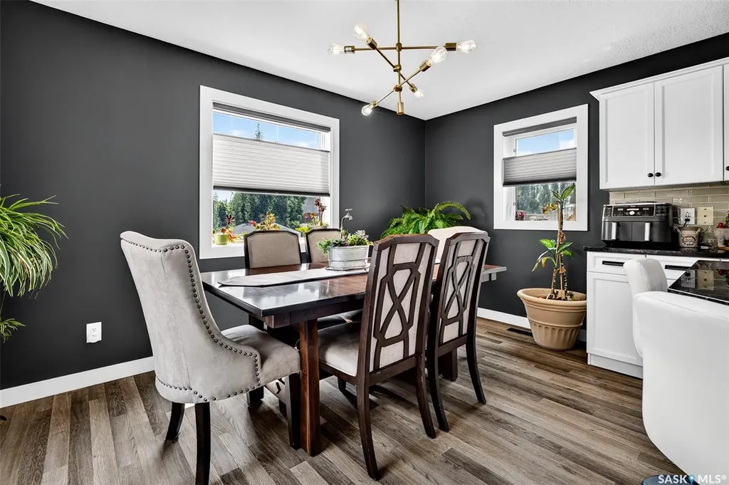 69 Goldenglow Drive Moose Jaw SK S6J 1N7