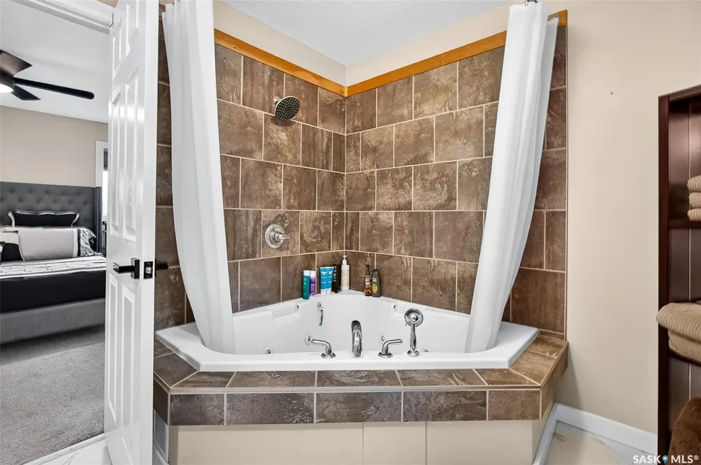 69 Goldenglow Drive Moose Jaw SK S6J 1N7