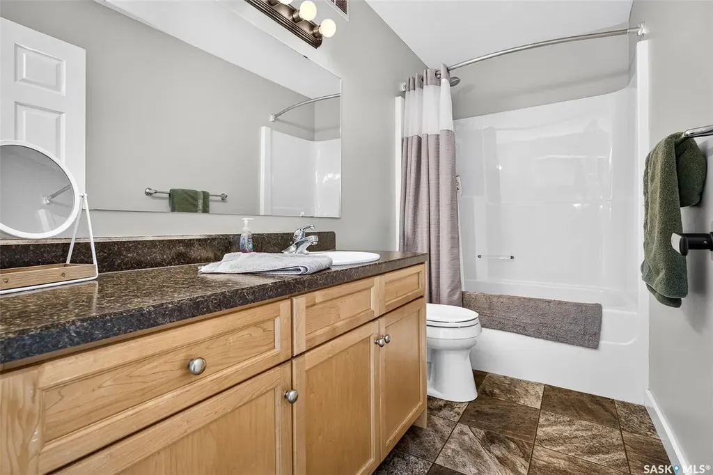 69 Goldenglow Drive Moose Jaw SK S6J 1N7