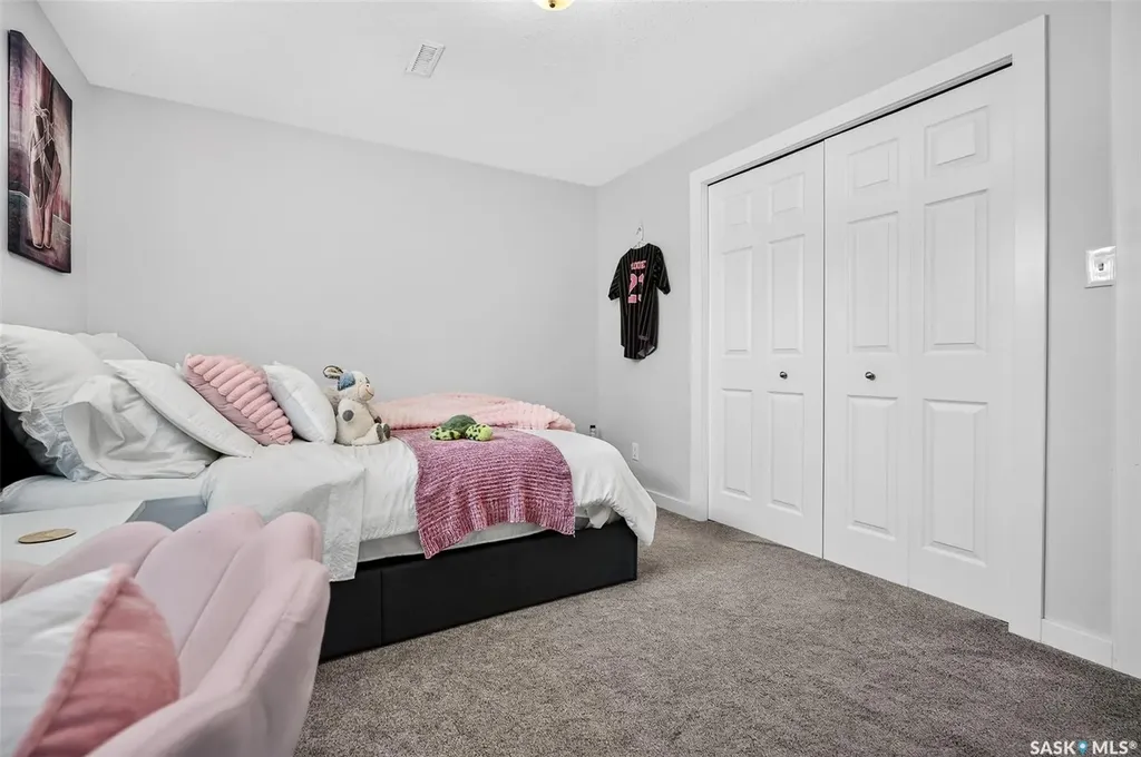 69 Goldenglow Drive Moose Jaw SK S6J 1N7