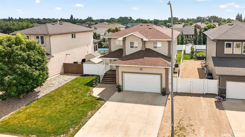 69 Goldenglow Drive Moose Jaw SK S6J 1N7