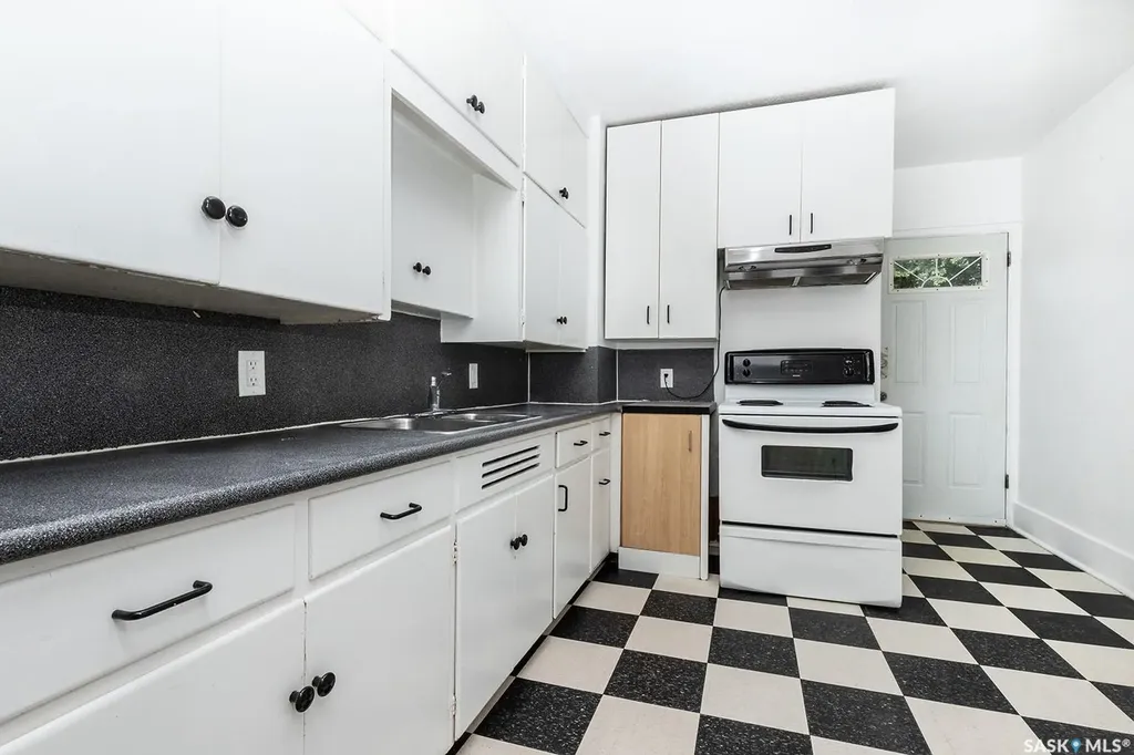 1223 C Avenue N Saskatoon SK S7L 1K6