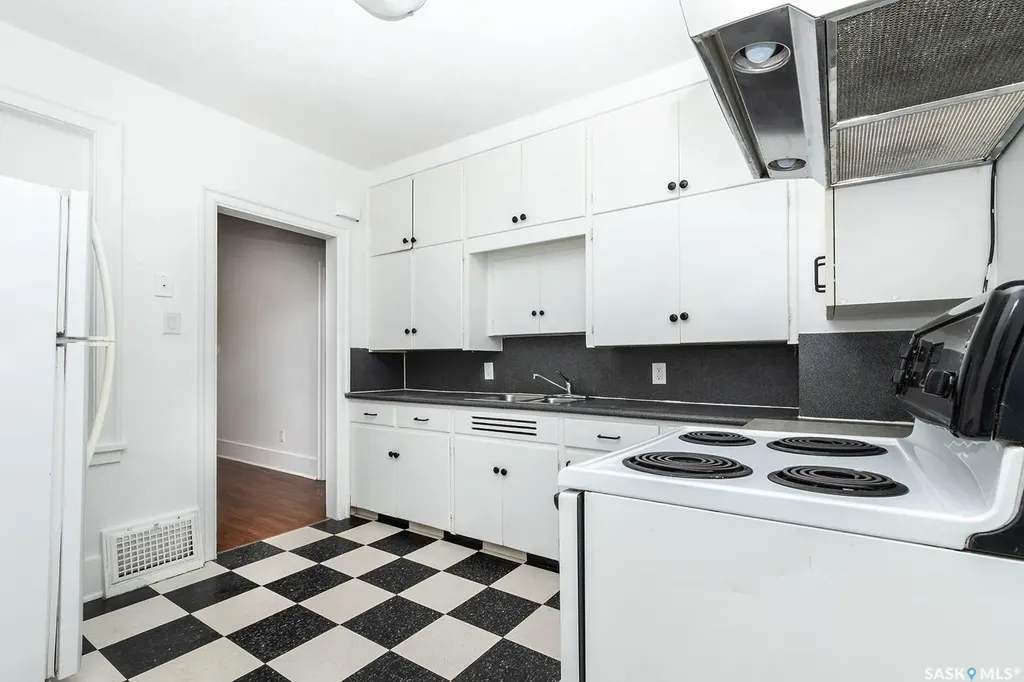 1223 C Avenue N Saskatoon SK S7L 1K6