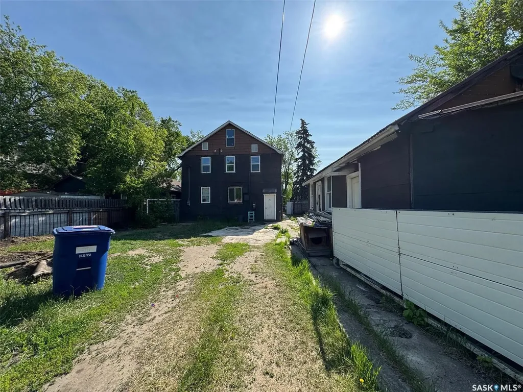 319 H Avenue S Saskatoon SK S7M 1W4