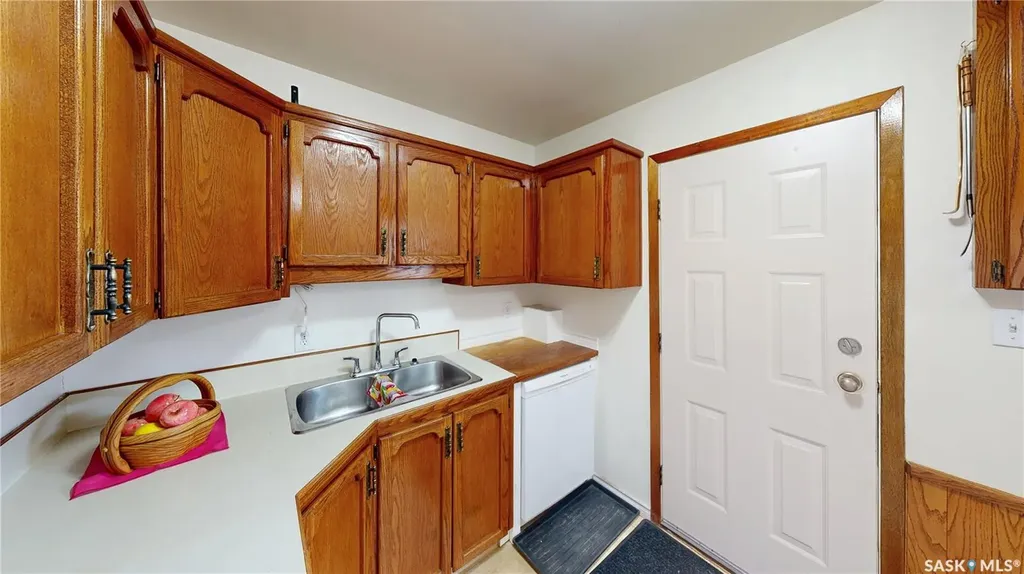 611 Mcintosh Street Regina SK S4T 5B3