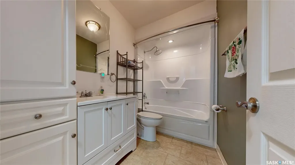 611 Mcintosh Street Regina SK S4T 5B3
