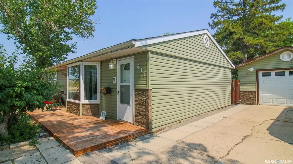 611 Mcintosh Street Regina SK S4T 5B3