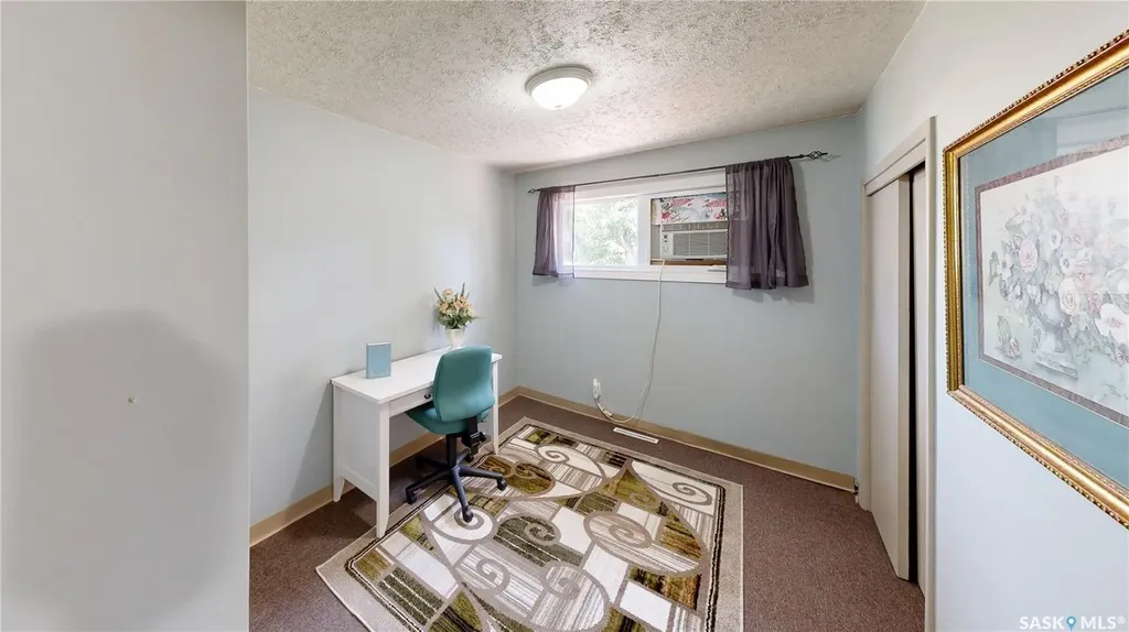 611 Mcintosh Street Regina SK S4T 5B3