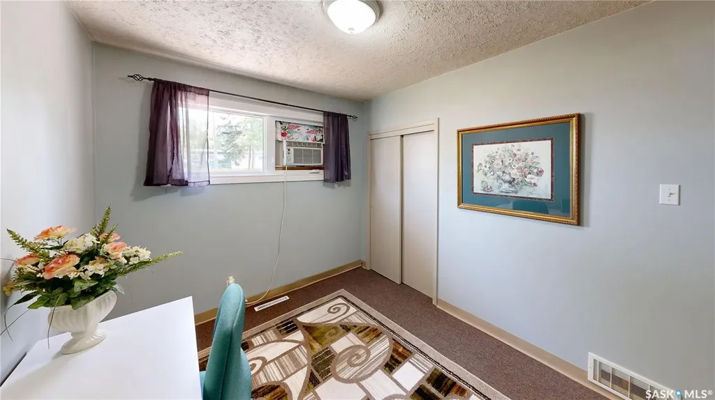 611 Mcintosh Street Regina SK S4T 5B3