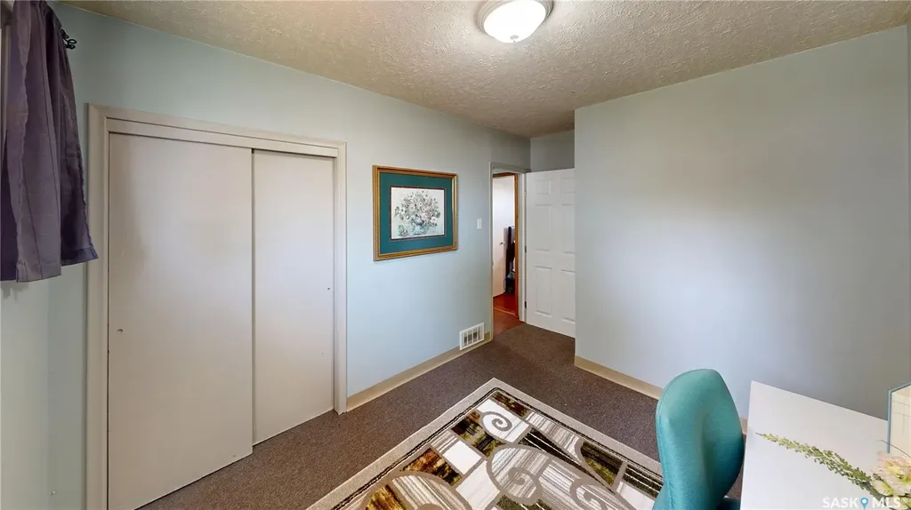 611 Mcintosh Street Regina SK S4T 5B3
