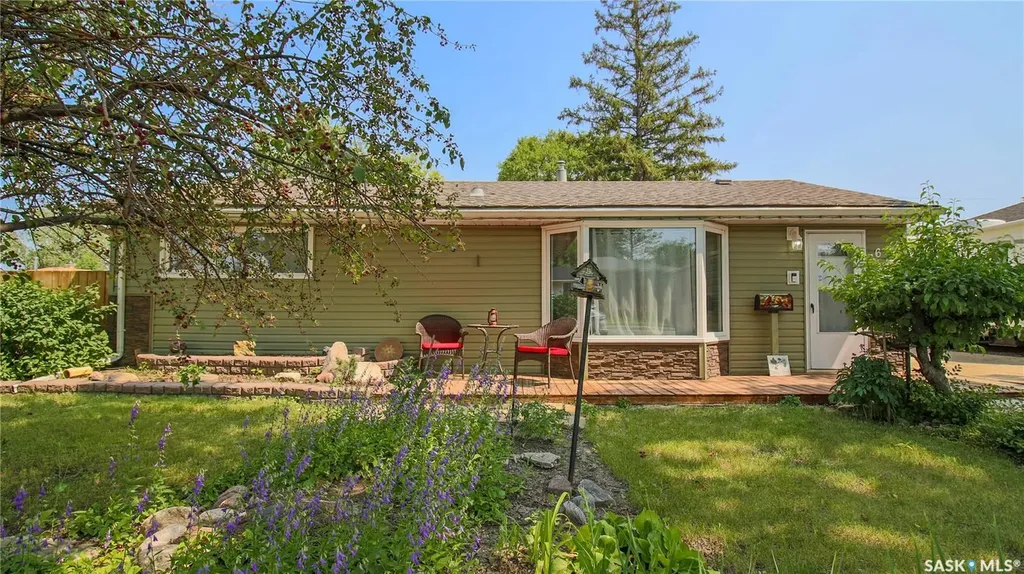 611 Mcintosh Street Regina SK S4T 5B3