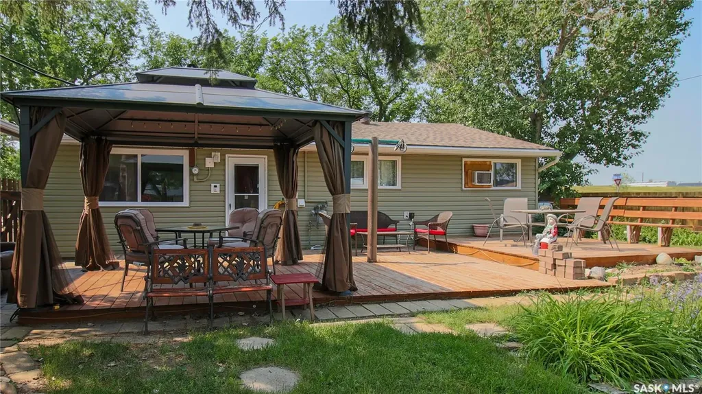 611 Mcintosh Street Regina SK S4T 5B3