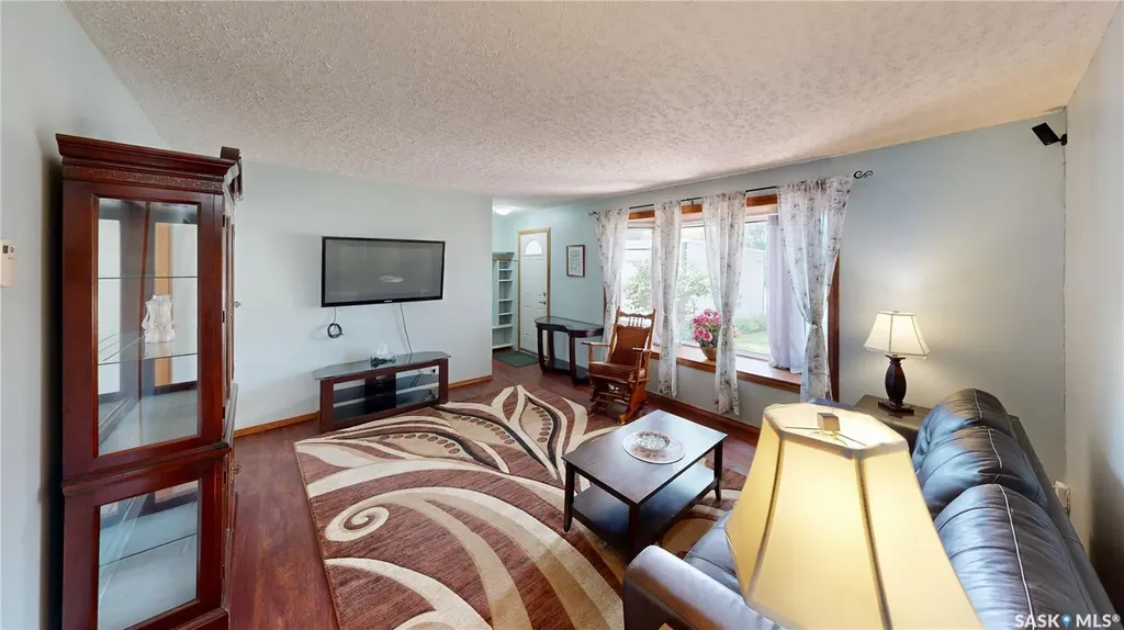 611 Mcintosh Street Regina SK S4T 5B3