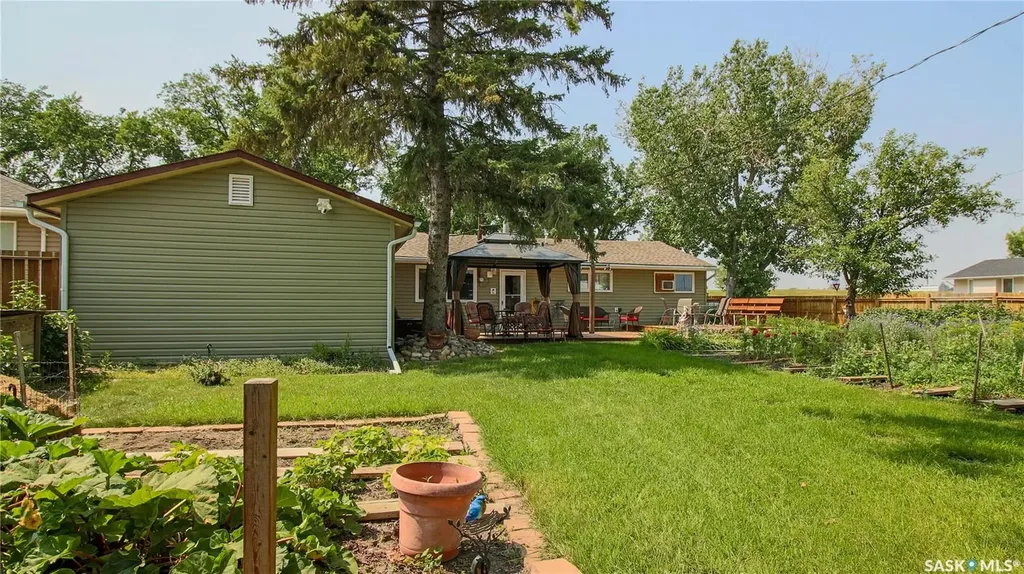 611 Mcintosh Street Regina SK S4T 5B3