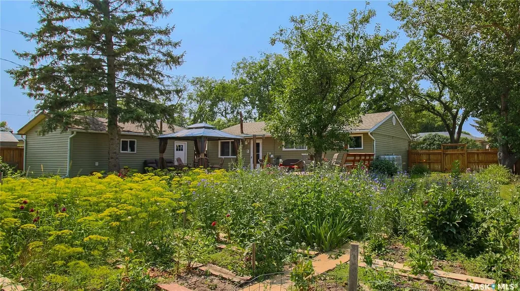 611 Mcintosh Street Regina SK S4T 5B3