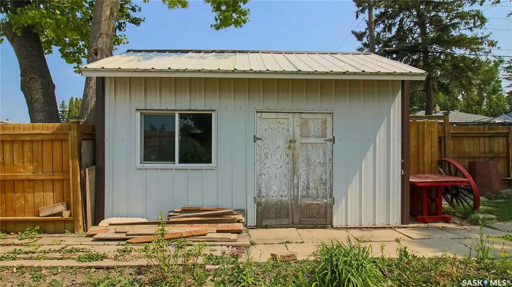 611 Mcintosh Street Regina SK S4T 5B3