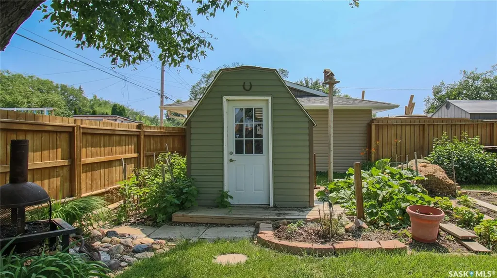 611 Mcintosh Street Regina SK S4T 5B3
