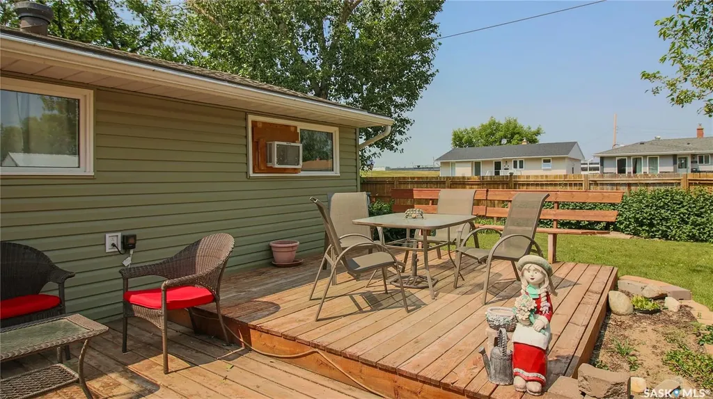 611 Mcintosh Street Regina SK S4T 5B3