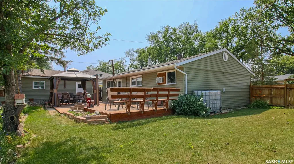 611 Mcintosh Street Regina SK S4T 5B3