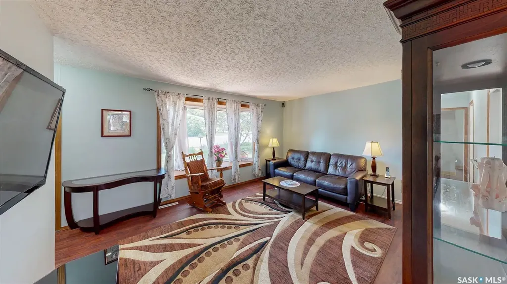 611 Mcintosh Street Regina SK S4T 5B3