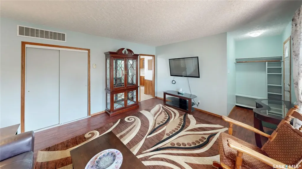 611 Mcintosh Street Regina SK S4T 5B3