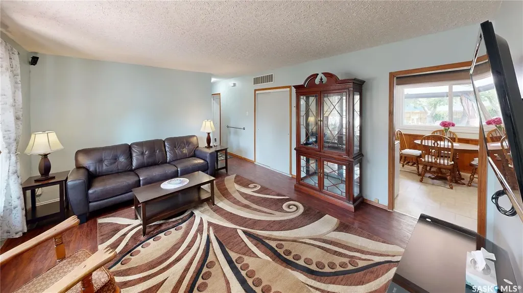 611 Mcintosh Street Regina SK S4T 5B3