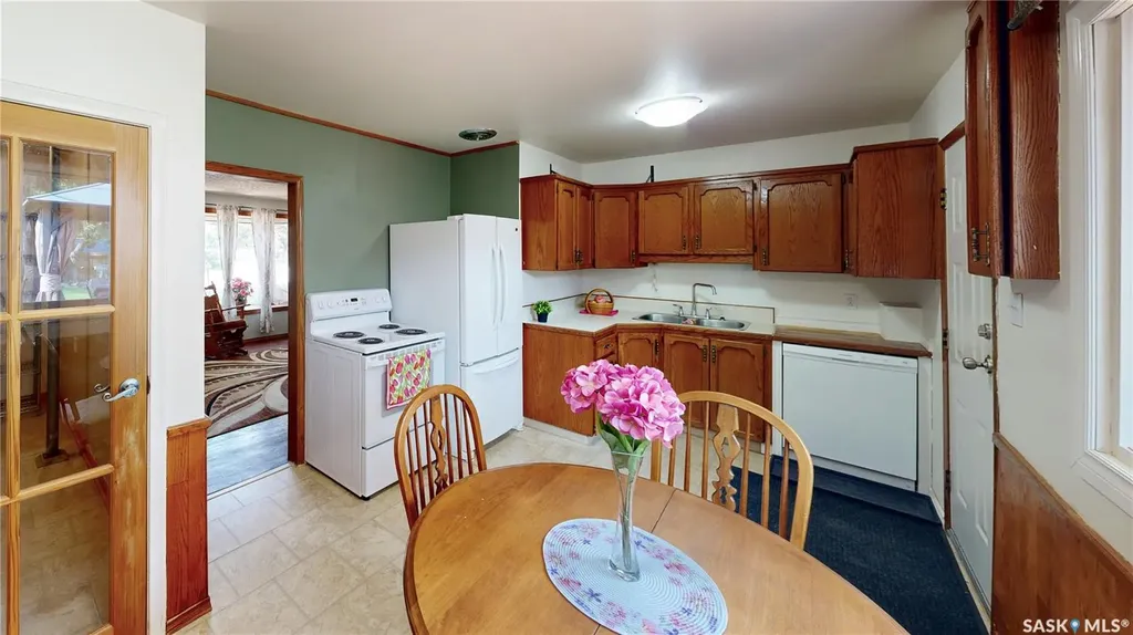 611 Mcintosh Street Regina SK S4T 5B3