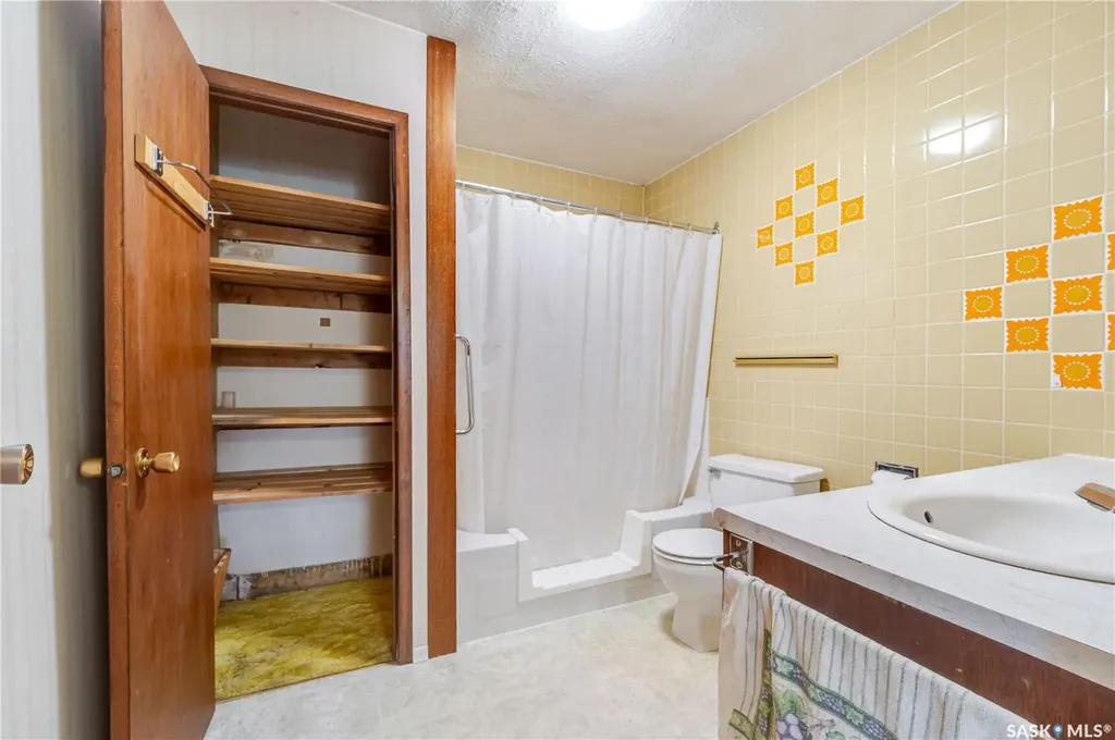 1233 Coteau Street W Moose Jaw SK S6H 5G7