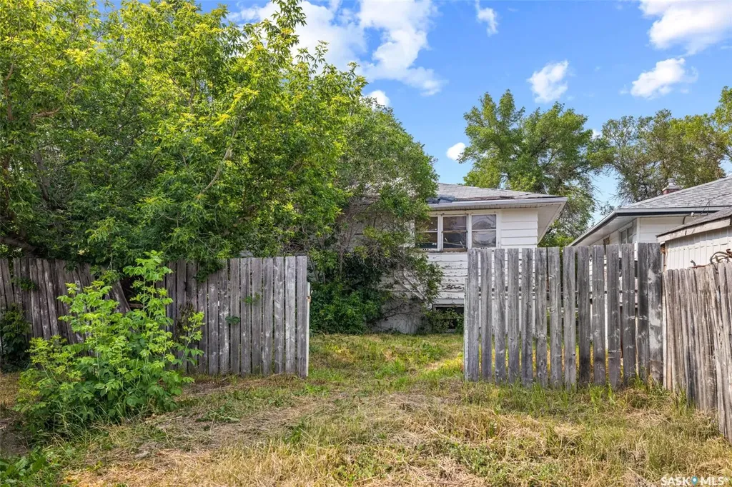 403 17th Avenue E Regina SK S4N 0Y4