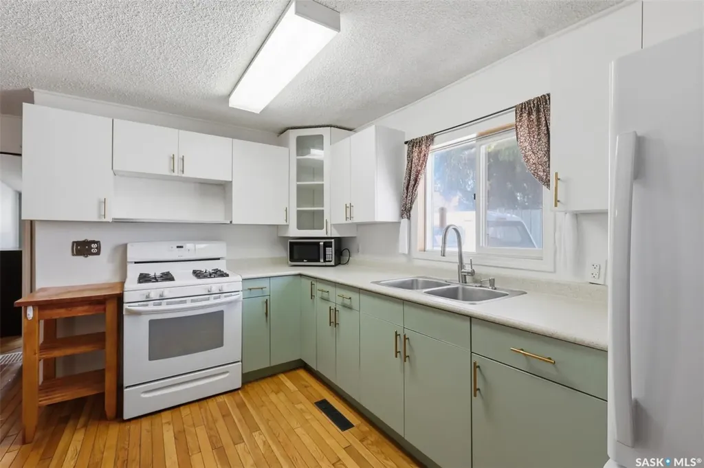 925 L Avenue S Saskatoon SK S7M 2J2