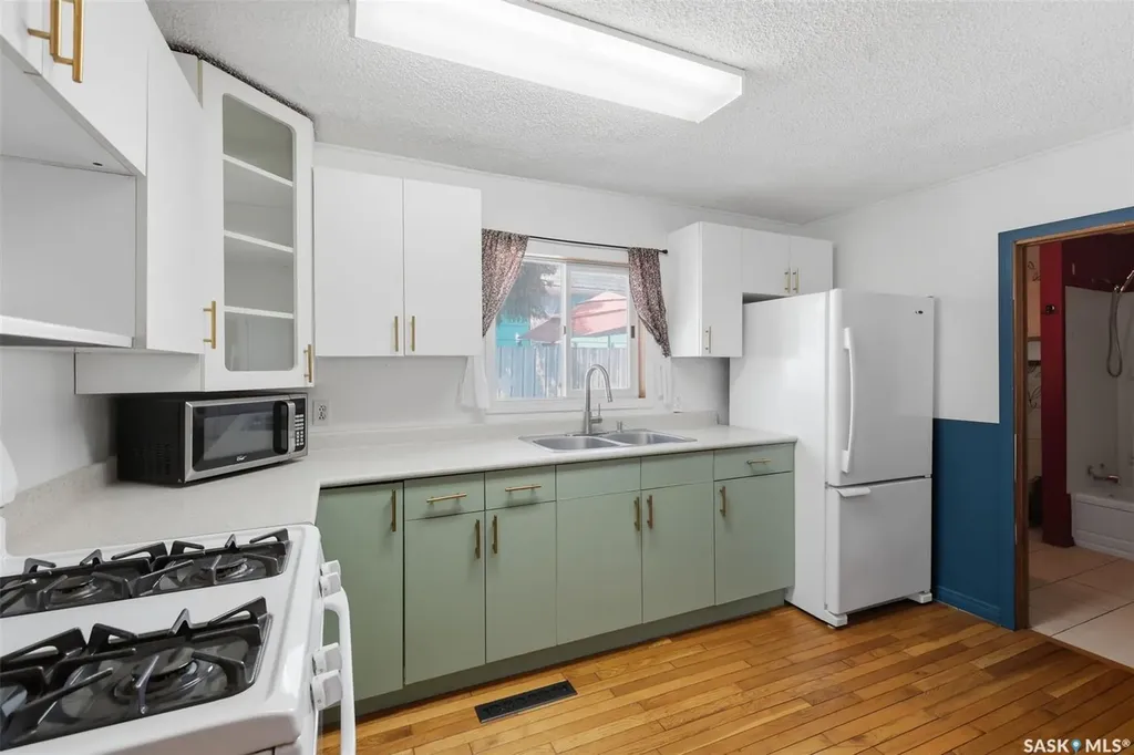 925 L Avenue S Saskatoon SK S7M 2J2