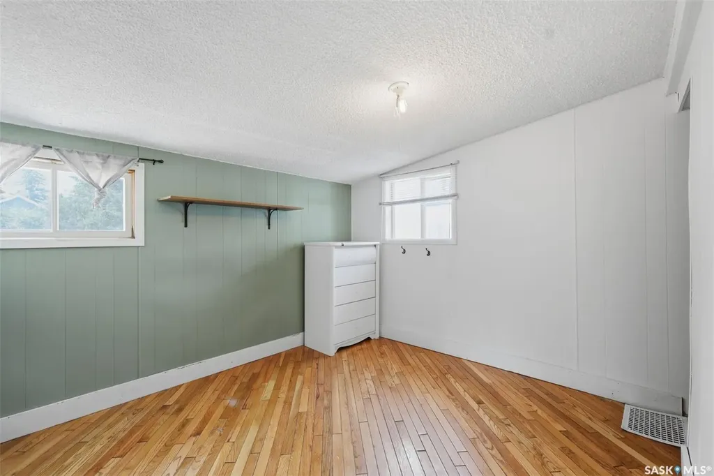 925 L Avenue S Saskatoon SK S7M 2J2