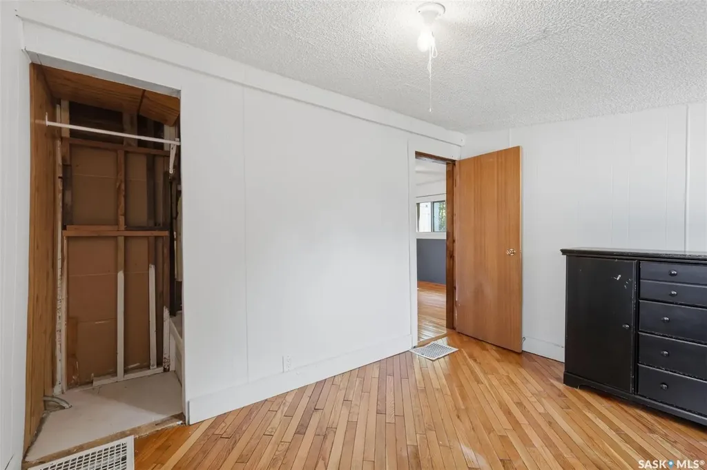 925 L Avenue S Saskatoon SK S7M 2J2