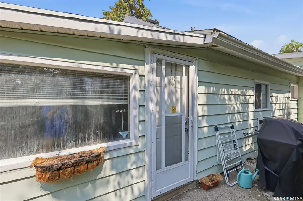 925 L Avenue S Saskatoon SK S7M 2J2