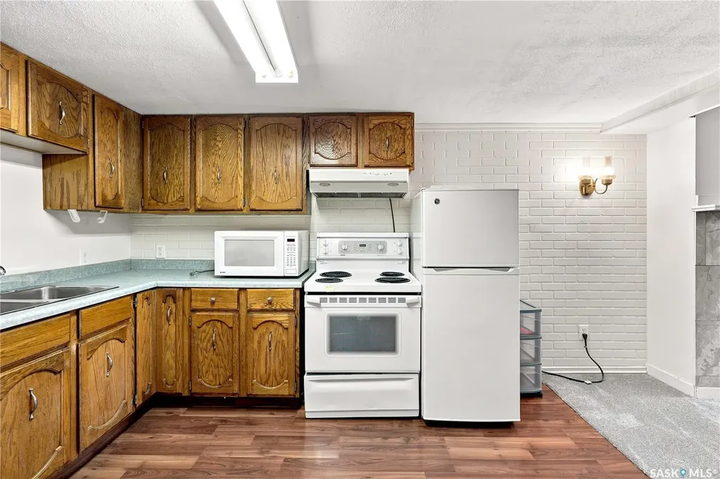 1607 Alexandra Avenue Saskatoon SK S7K 3C4