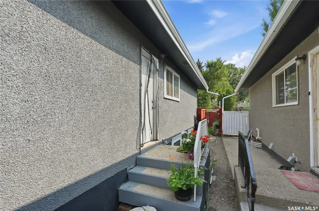 2814-2816 7th Street E Saskatoon SK S7H 1B3